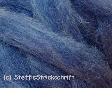 Schottlandwolle naturweiß mit Ashfordblau gefärbt und mit Seide zusammen kardiert